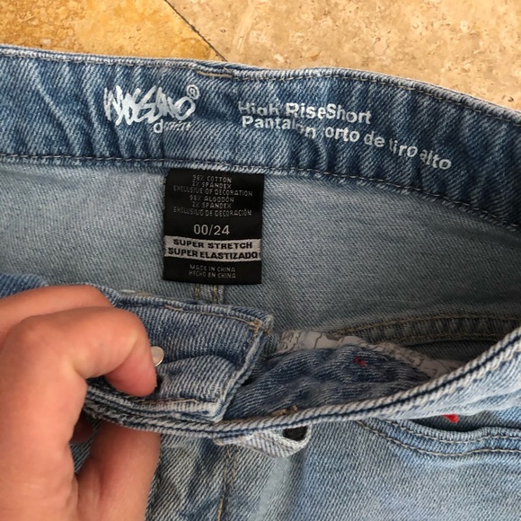 Denim shorts with patches - Picture 5 of 5